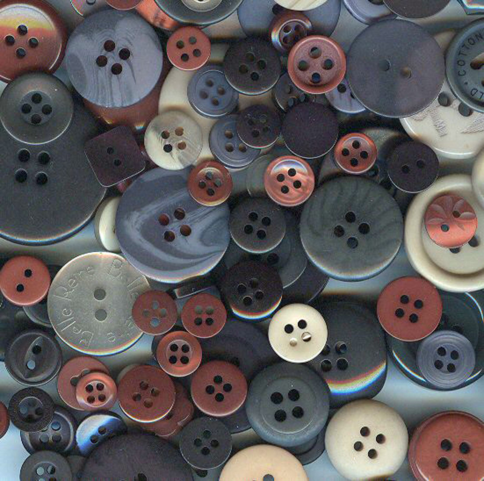 Buttons Galore • Hanging tote bag 1,2-3,5cm +/- 125pcs argyle