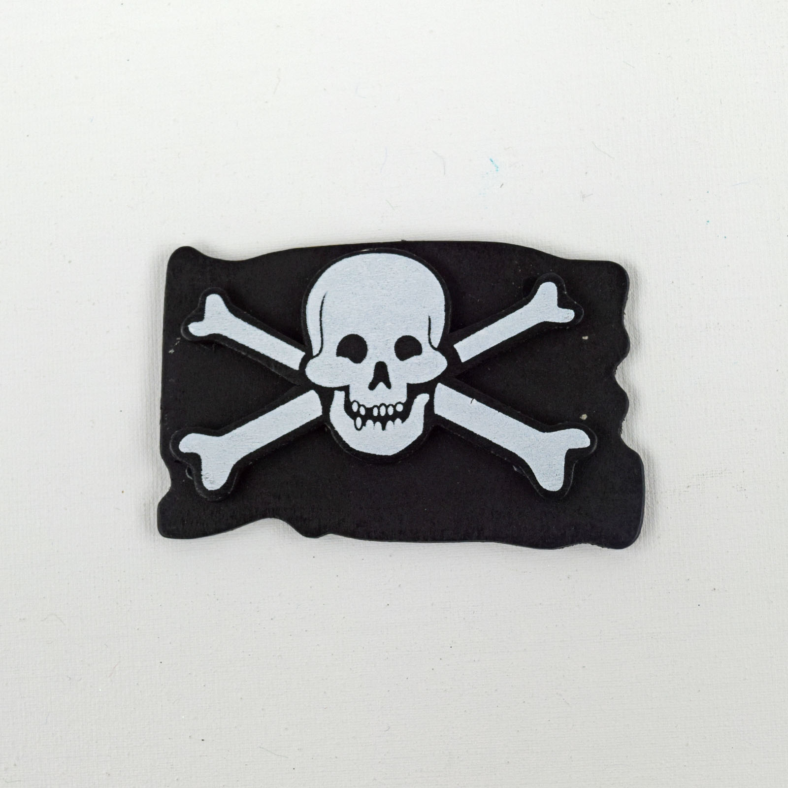 Darice • Figurines de bois peinte Drapeau pirate 