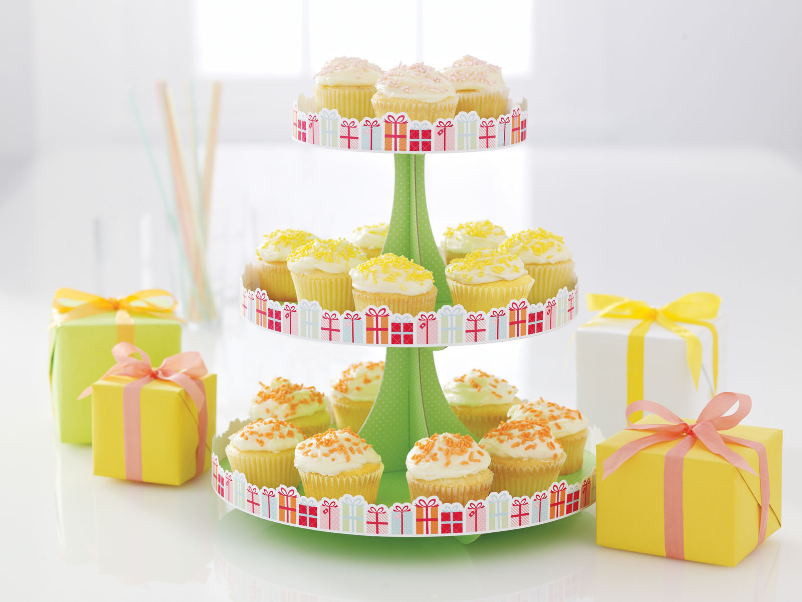 Martha Stewart • Modern festive cupcake stand